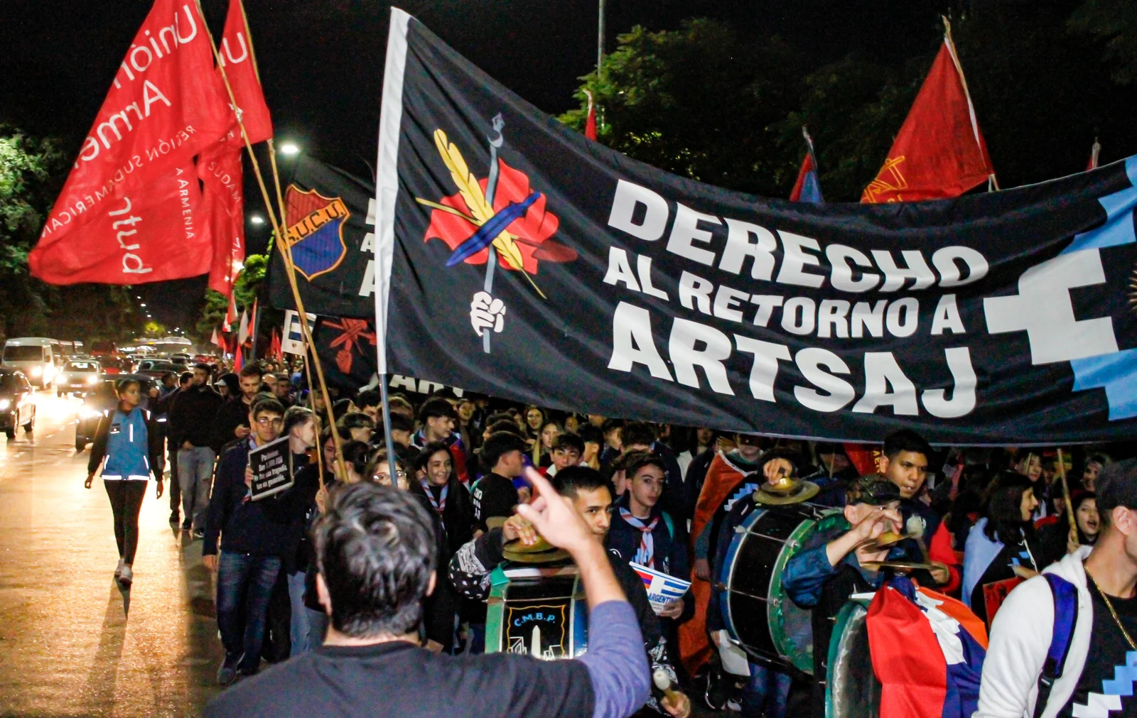 Marcha en Buenos Aires por el 109º aniversario del Genocidio Armenio, 24 de abril de 2024. La columna de la FRA-Tashnagtsutiún y sus organizaciones hermanas reclama el derecho al retorno a Artsaj.