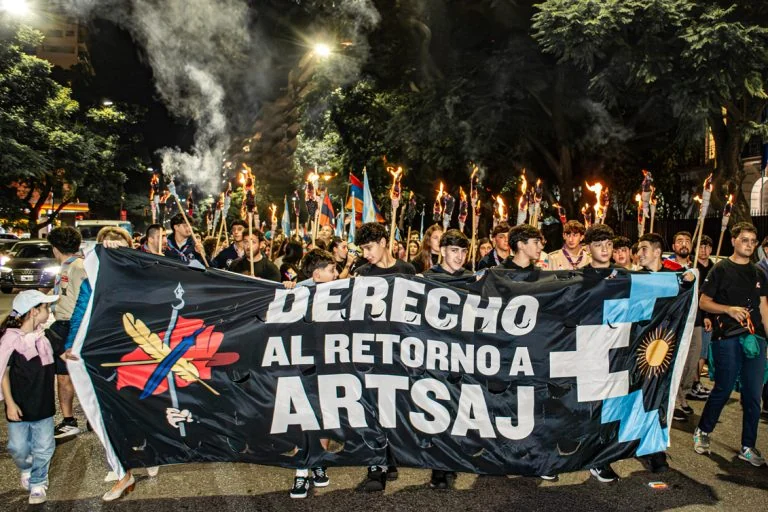 Movilización en Buenos Aires por el 111º aniversario del Genocidio Armenio, 24 de abril de 2026. La bandera reclama el derecho al retorno a Artsaj.