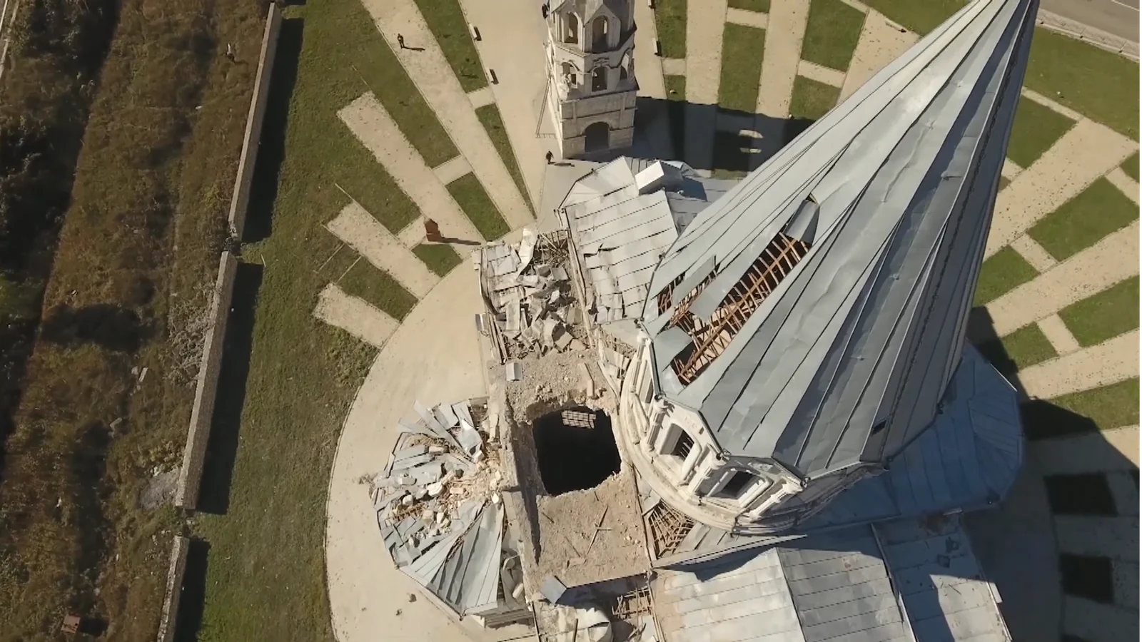 Vista de la catedral de Ghazanchetsots, Shushí, con daños tras los ataques del 8 de octubre de 2020. Fotograma difundido por ԶԻՆՈՒԺ MEDIA.