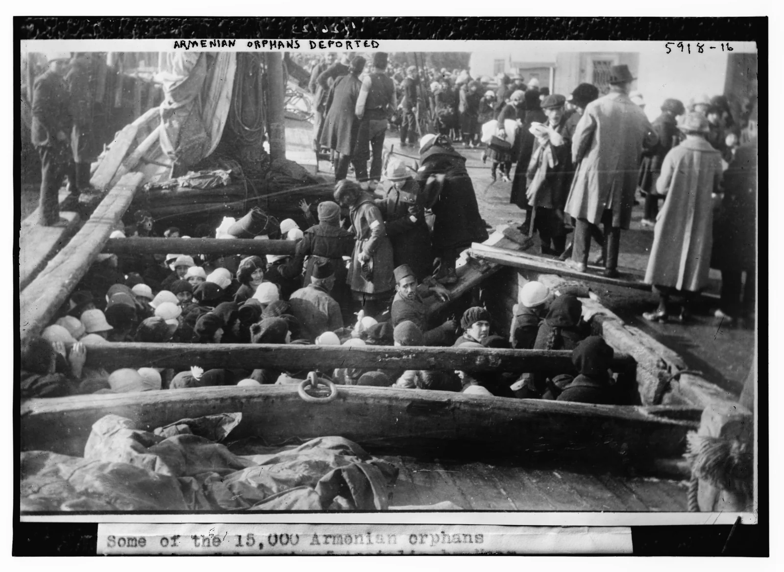 Niños armenios en una fotografía de la colección Bain, catalogada como «Armenian Orphans deported». La fecha exacta de la toma no está confirmada.