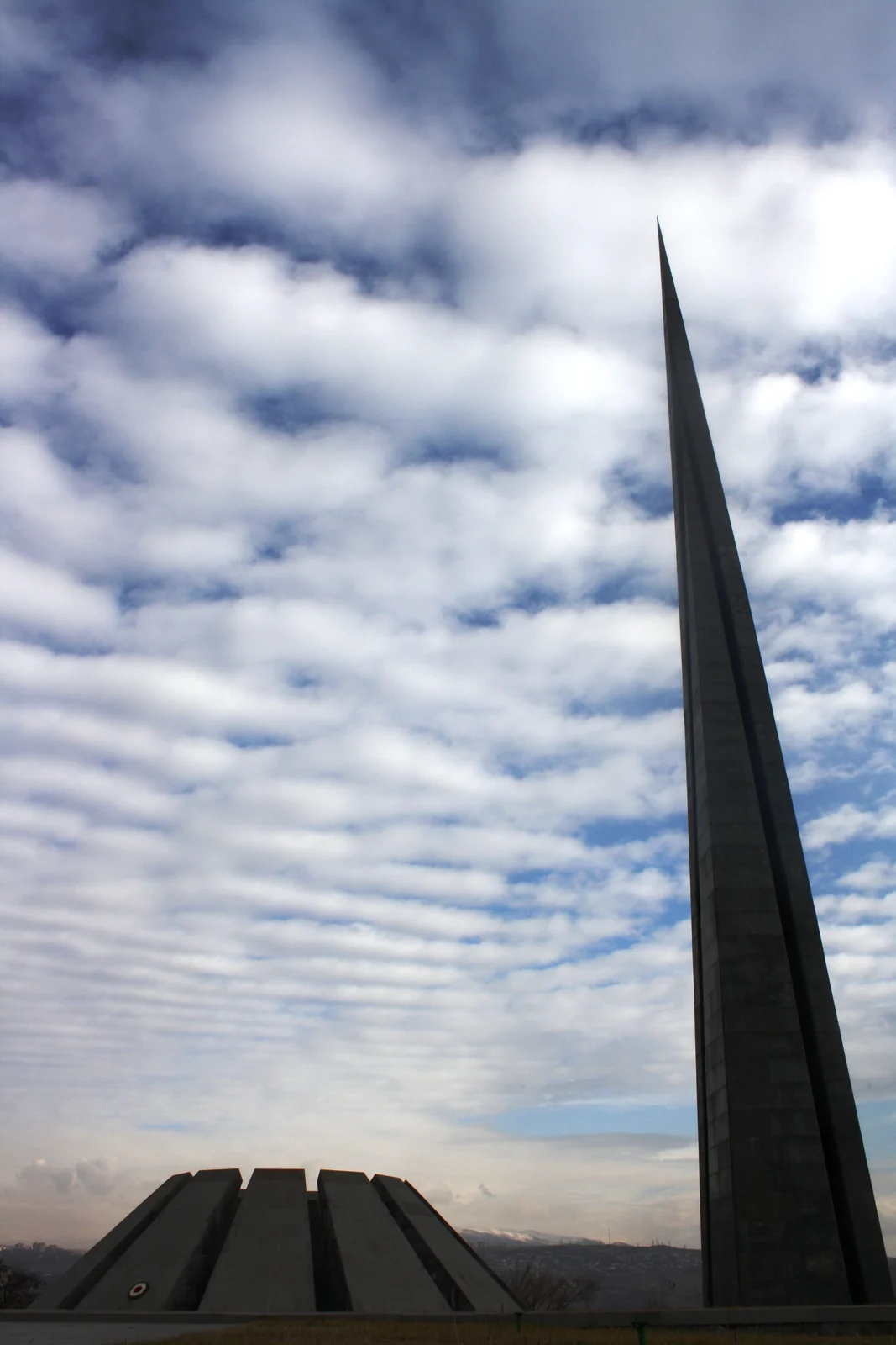 Complejo memorial del Genocidio Armenio en Dzidzernagapert (Tsitsernakaberd), Ereván. Fotografía de Rupen Janbazian, diciembre de 2009.