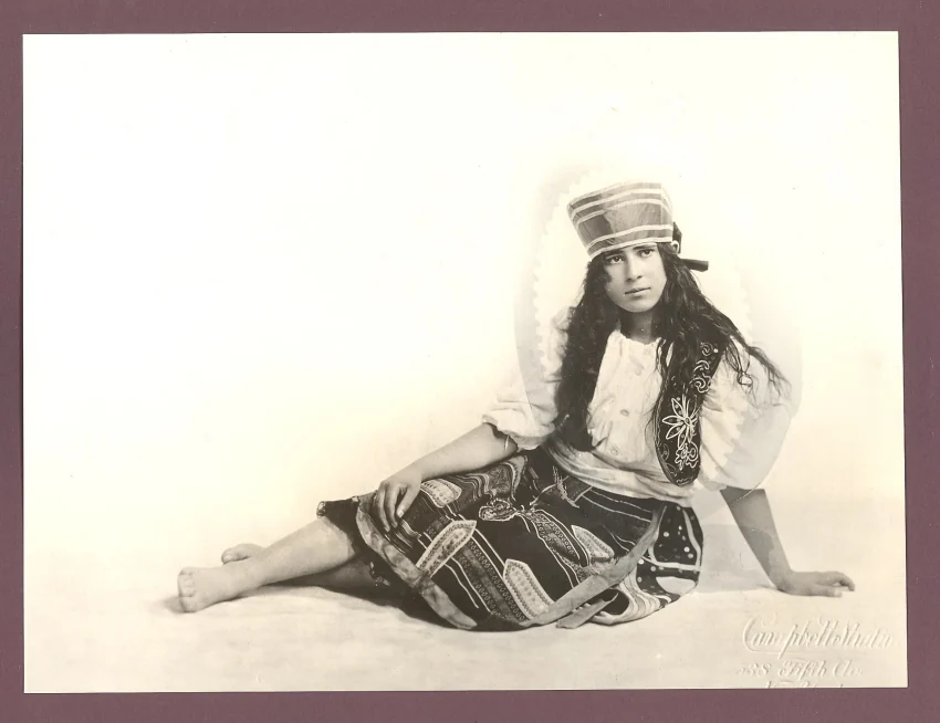 Aurora (Arshaluys) Mardiganian, hacia 1919. Retrato de Arthur F. Rice, Campbell Studio, Nueva York.