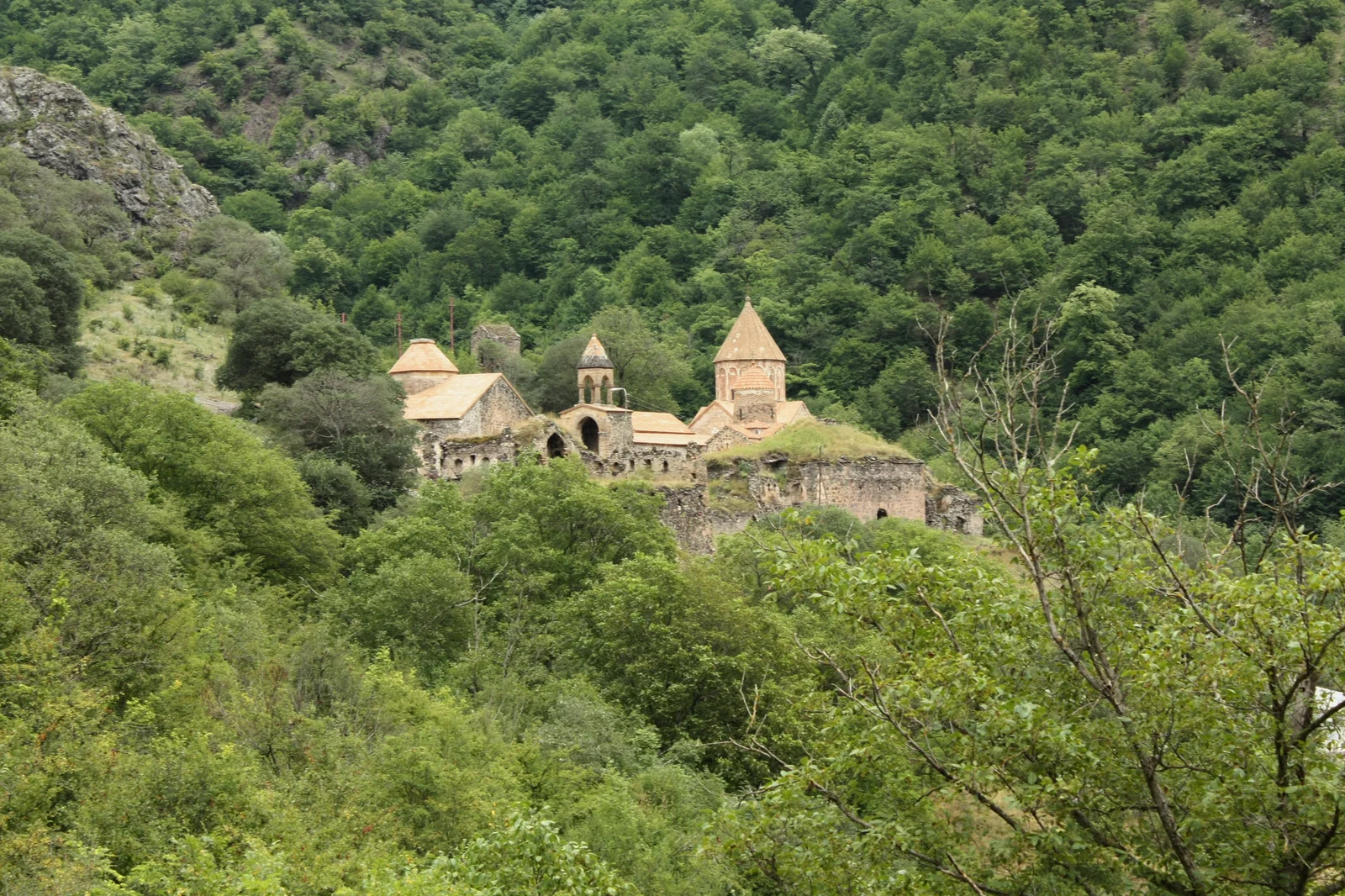 El monasterio armenio de Dadivank en julio de 2010, antes de las guerras y desplazamientos de 2020 y 2023.