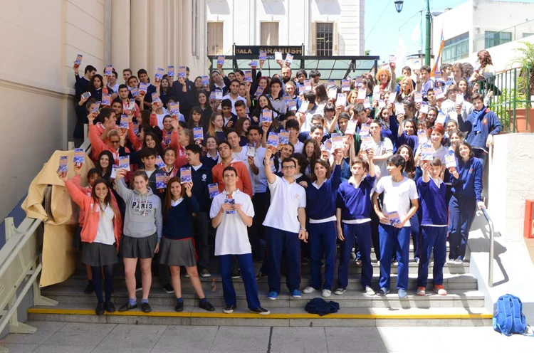 Estudiantes de los siete colegios armenios de Buenos Aires participaron en noviembre de 2014 de una actividad con semillas de nomeolvides para preparar el centenario del Genocidio Armenio.
