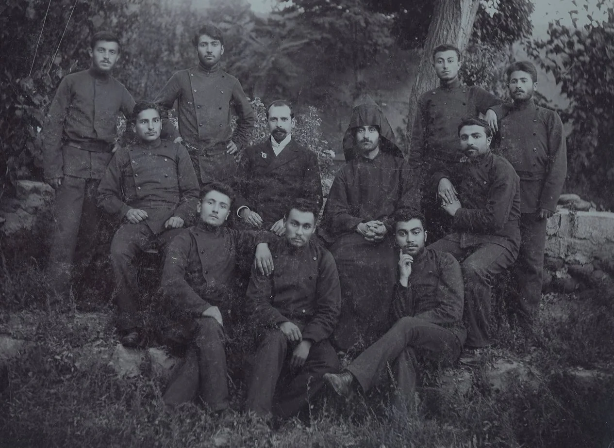 Komitas con estudiantes del Seminario Kevorkian de Echmiadzín, 30 de septiembre de 1904. La escena corresponde a Armenia oriental, entonces bajo el Imperio ruso.