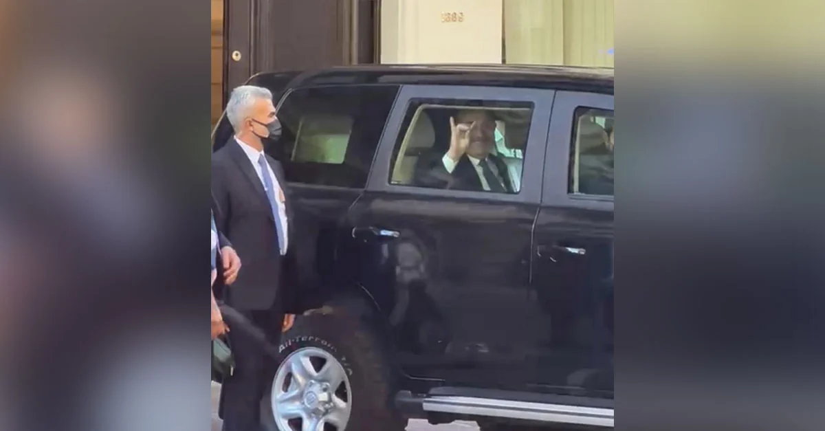 Fotograma de Mevlüt Çavuşoğlu realizando el gesto de los Lobos Grises ante manifestantes armenios en Montevideo, el 23 de abril de 2022.