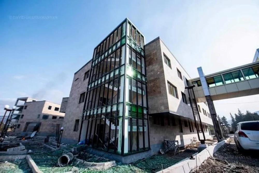 Daños en el hospital de maternidad de Stepanakert tras el ataque del 28 de octubre de 2020, documentados en la cobertura de Diario Armenia.