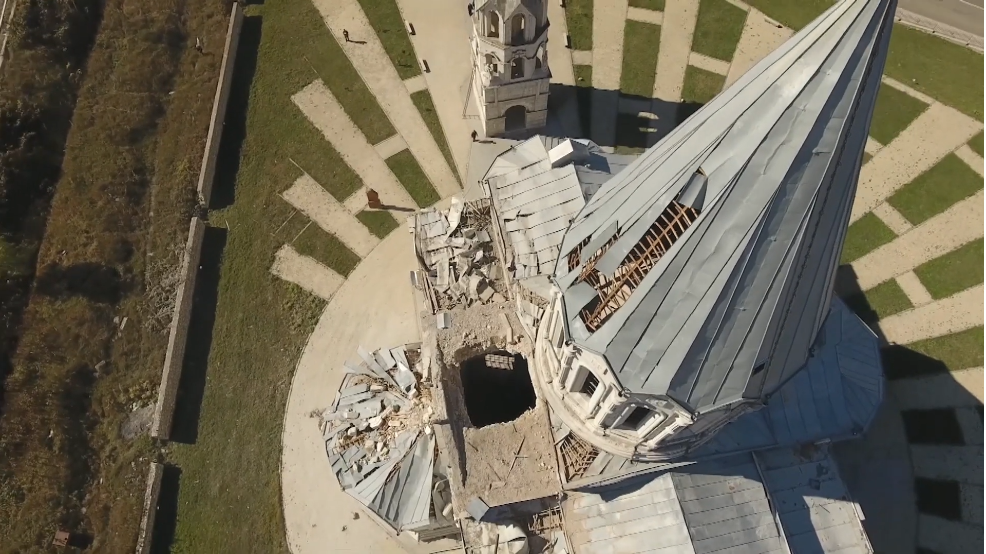 Vista aérea de la catedral de Ghazanchetsots con daños visibles en el techo.