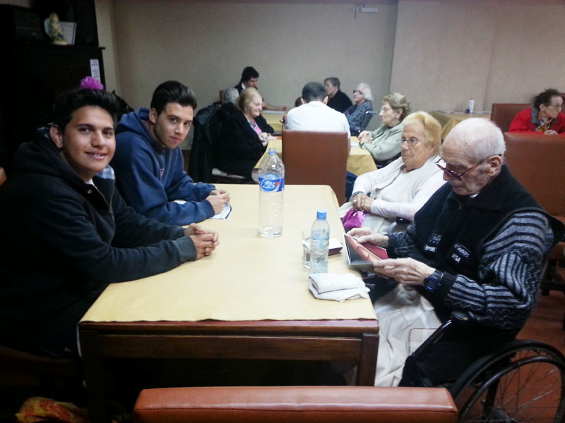 Alumnos del Arzruní visitaron la Casa de Descanso de HOM