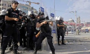 Police-storm-Taksim-represion-turquia