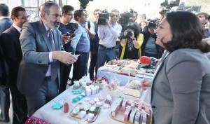 Nigol Pashinian conversa con una comerciante mientras visita una feria de arte y artesanía sirio-armenia en Ereván