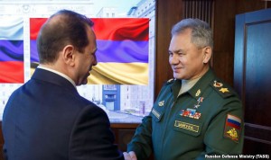 El titular de Defensa David Tonoyan saluda a Sergei Shoigu