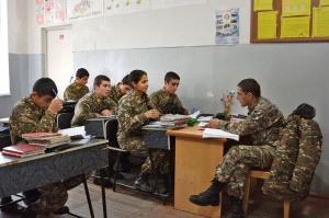 La academia sigue el plan de estudios del resto de los colegios secundarios del país, complementados con conocimientos militares. Aquí los estudiantes siguen la tradición soviética y estudian con un supervisor de cara al siguiente día de clases.