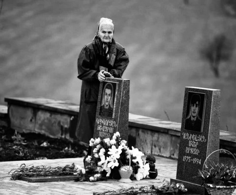 En el cementerio de Artsaj. Foto de Davit Hakobyan.