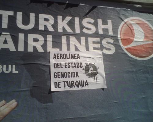 Intervención sobre el afiche de Turkish Airlines por parte de los jóvenes de la comunidad. Año 2010.