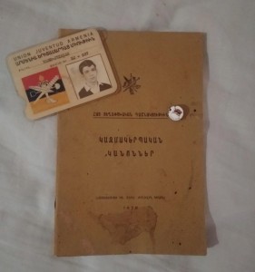 “Me encantaría tener una reliquia de mis abuelos, un objeto que haya sobrevivido al paso del tiempo que pueda mirar para recordar la fuerza de mi pueblo… pero no tengo. De parte de mi padre heredé un estatuto de la FRA, un carnet de UJA y algunos pines de HOM, que guardo porque me recuerdan que aunque no conocí a mi abuela paterna elegí el mismo camino que ella dentro de mi militancia. Del lado de mi mamá no hay prácticamente nada: mis bisabuelos sobrevivieron y mis abuelos junto a mi madre escaparon con lo puesto de los pogromos. Perdimos todo pero conservamos lo más importante: nuestra identidad armenia”. 