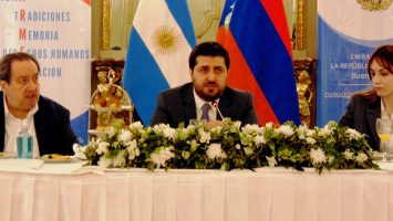 Dr. León Carlos Arslanian con el embajador Hovhannes Virabyan